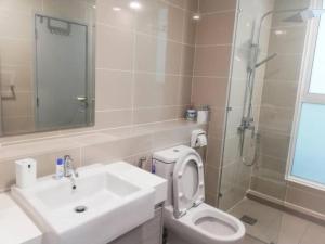 コタキナバルにあるBlue Sky Apartment at Sutera Avenue 5-6 PAXの洗面台、トイレ、シャワー付きのバスルーム