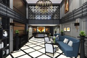 un soggiorno con divano blu e camino di La Selva Premium Hotel a Hanoi