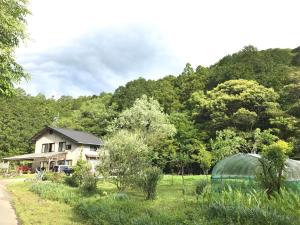 une serre dans une cour à côté d'une maison dans l'établissement Rulo Classic Garden, à Shishikui