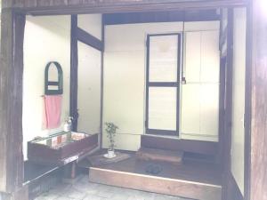 La salle de bains est pourvue d'un lavabo et d'un miroir. dans l'établissement Rulo Classic Garden, à Shishikui