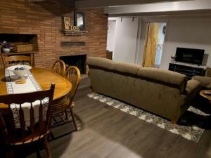 uma sala de estar com um sofá e uma mesa em Spacious lower level living all for you! em Corvallis