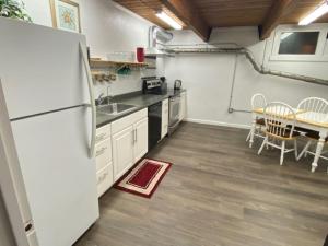 uma cozinha com um frigorífico e uma mesa com cadeiras em Spacious lower level living all for you! em Corvallis