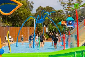 un grupo de personas jugando en una piscina en BIG4 Easts Beach Holiday Park en Kiama