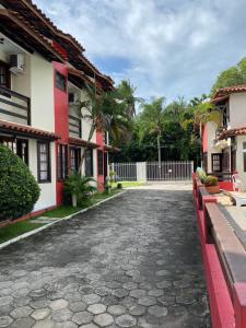 a cobblestone street in front of a house at AP01 de 2 suítes para até 8 pessoas em condomínio a 3 minutos a pé da praia de Taperapuan in Porto Seguro