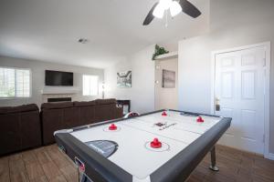 - un salon avec une table de ping-pong dans l'établissement Beautiful Las Vegas Home, à Las Vegas