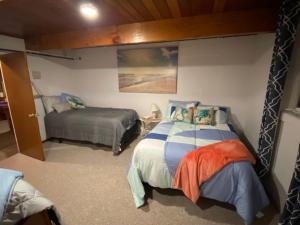 מיטה או מיטות בחדר ב-Spacious lower level living all for you!