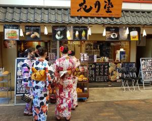 duas mulheres de quimono em frente a uma loja em 401 Oshiage sta 3mins walk! Wi-Fi Elevator 4pax em Tóquio