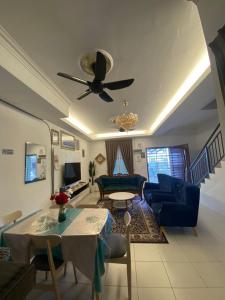 Kampong Ayer Resam的住宿－Rosnah Homestay，带沙发和吊扇的客厅