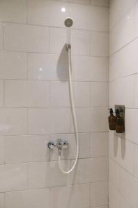 La salle de bains est pourvue d'une douche avec un tuyau. dans l'établissement Amalea at Benson Pakuwon Mall, à Surabaya