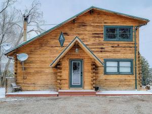 SiltElk Heights的小木屋的顶部设有窗户