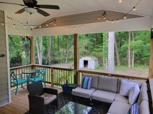 - une terrasse couverte avec un canapé, des chaises et une table dans l'établissement Walkable Waxhaw, à Marvin