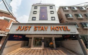 un panneau d'hôtel juste devant un bâtiment dans l'établissement Just Stay Hotel, à Séoul