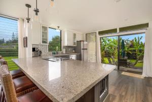 Køkken eller tekøkken på Breezy + Spacious 3/2 House with Bali Hai View