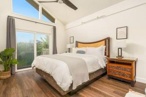 En eller flere senge i et værelse på Breezy + Spacious 3/2 House with Bali Hai View