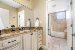 Et badeværelse på Breezy + Spacious 3/2 House with Bali Hai View + 30 billeder