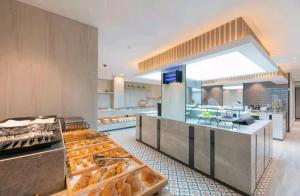 O bucătărie sau chicinetă la 义乌曼卡兰酒店国际商贸城店Yiwu kaiding Hotel