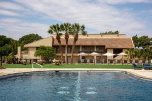 un resort con piscina di fronte a un edificio di Tapatio Springs Hill Country Resort a Boerne