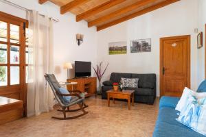 a living room with a couch and a tv at Es Pujolet - Alcudia in Port d'Alcudia