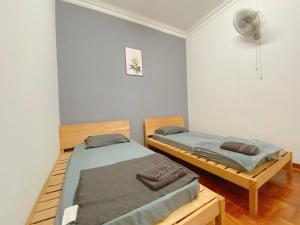 Llit o llits en una habitació de C01 Budget Homestay in Tmn Rinting