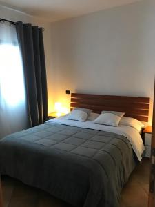um quarto com uma cama grande e uma cabeceira em madeira em Monis Hogar em Arzachena