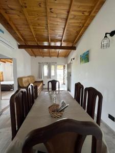 una sala da pranzo con tavolo e sedie di Cabañas Los Mirlos Mar de Cobo a Mar de Cobo