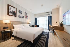 a hotel room with a bed and a flat screen tv at Livetour Hotel Luogang Metro Guangzhou in Guangzhou