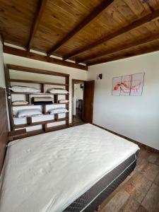 una camera con 2 letti a castello di Cabañas Los Mirlos Mar de Cobo a Mar de Cobo