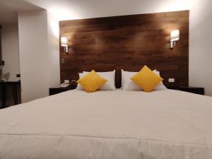 سرير أو أسرّة في غرفة في LA TERRAZA INN