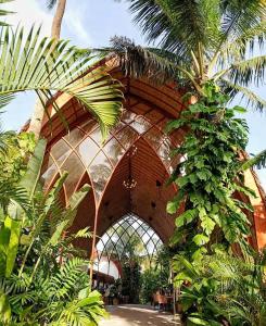 Сад в Tropical Temple Siargao Resort