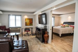 a bedroom with a bed and a living room at Hôtel Énergie Shawinigan in Shawinigan +88 photos