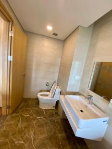 ein Badezimmer mit Toilette und Waschbecken in der Unterkunft FLC SEA TOWER QUY NHƠN- 3b Condotel in Quy Nhon