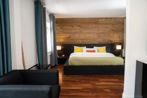 ein Schlafzimmer mit einem Bett mit einer Holzwand in der Unterkunft Hôtel Énergie Shawinigan in Shawinigan