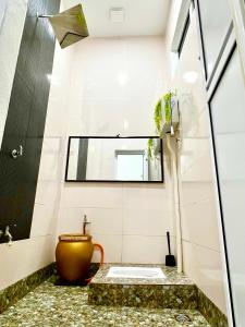a bathroom with a sink and a mirror at Auranad Guest House Tanah Merah Wifi-Netflix in Kampong Tanah Merah
