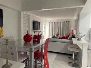 Sala de estar con cama y mesa de comedor en Beautiful House 7 min from Miami Airport w FREE parking en Miami