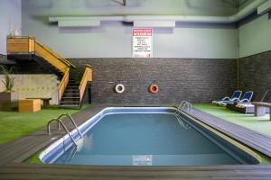 - une piscine dans un bâtiment avec toboggan dans l'établissement Hôtel Énergie Shawinigan, à Shawinigan