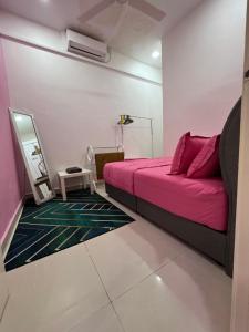 Auranad Guest House Tanah Merah Wifi-Netflix في Kampong Tanah Merah: غرفة نوم مع سرير وردي ومرآة