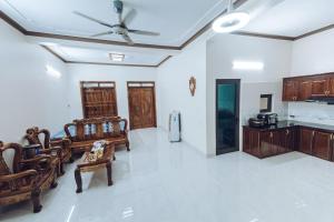 a living room with wooden furniture and a ceiling at Villa Habit 3br Center Mộc Châu in Mộc Châu