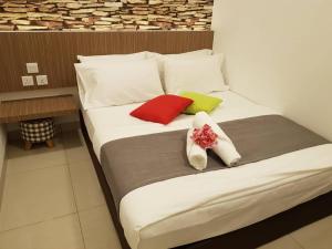uma cama num quarto com duas almofadas em Tas 96 Inn em Kuantan