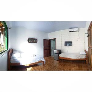 a bedroom with two beds in a room at Pousada Boto in Salvaterra