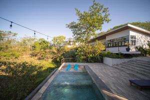 una casa con piscina en el patio en Vista Loma Estate, en San Isidro