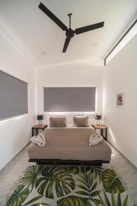una camera da letto con un grande letto con due tavoli di Vista Loma Estate a San Isidro