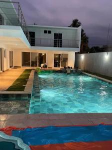 una gran piscina frente a una casa en Hermosa Casa de Playa, en Escuintla