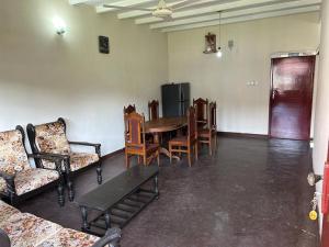 可倫坡的住宿－MercuryFM 104 House Colombo 8 - Mangala Road 3-1，客厅配有桌椅和沙发