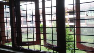 Una ventana abierta con vista a un patio. en MercuryFM 104 House Colombo 8 - Mangala Road 3-1, en Colombo