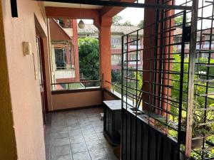 un balcón de un edificio con un banco en MercuryFM 104 House Colombo 8 - Mangala Road 3-1, en Colombo