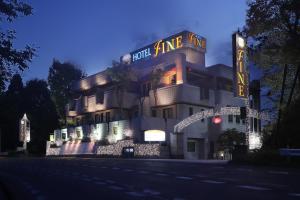um edifício com uma placa que lê hotel time inn em Hotel Fine Rokko Kita Ichibanchi em Kobe