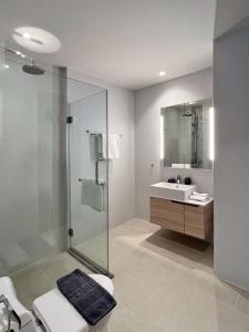y baño con ducha acristalada y lavamanos. en Diamond Resort by I Am Home, en Bang Tao Beach