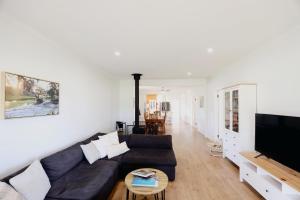 Cygnet RiverDusty's Run - Escape. Relax. Explore.的客厅里有一张沙发和一台电视