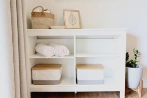 Cygnet RiverDusty's Run - Escape. Relax. Explore.的一个白色书架，上面放着毛巾和盒子 更多56张照片