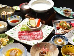 - une table avec des assiettes de nourriture et des bols de soupe dans l'établissement Hakone Yunohana Prince Hotel, à Hakone